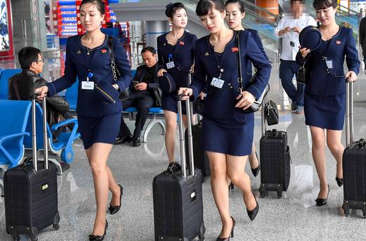 朝鲜空姐着新版制服亮身机场 靓丽身影吸引眼球