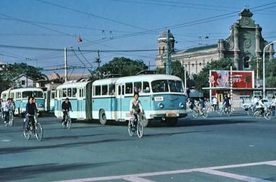 八十年代初古樸環保的城市公交車